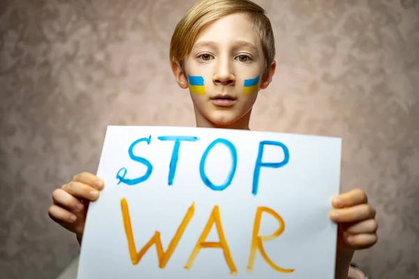 Дитина Проти Війни Хлопчик Намальованим Прапором України Щоках Тримає Плакат — стокове фото