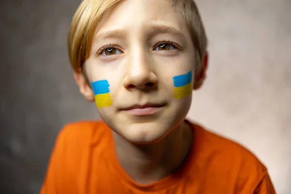 Niño Contra Guerra Niño Reflexivo Con Una Bandera Pintada Ucrania —  Fotos de Stock