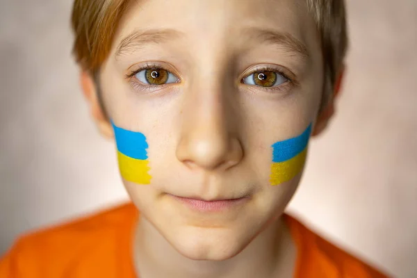Dziecko Przeciwko Wojnie Łzawy Chłopiec Namalowaną Flagą Ukrainy Policzkach Patrzy — Zdjęcie stockowe