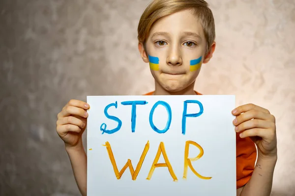 Дитина Проти Війни Хлопчик Намальованим Прапором України Щоках Тримає Плакат — стокове фото