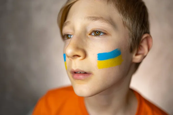 Uma Criança Contra Guerra Menino Choroso Com Uma Bandeira Pintada — Fotografia de Stock
