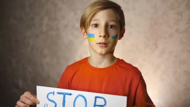 Een Kind Tegen Oorlog Een Jongen Met Een Geschilderde Vlag — Stockvideo