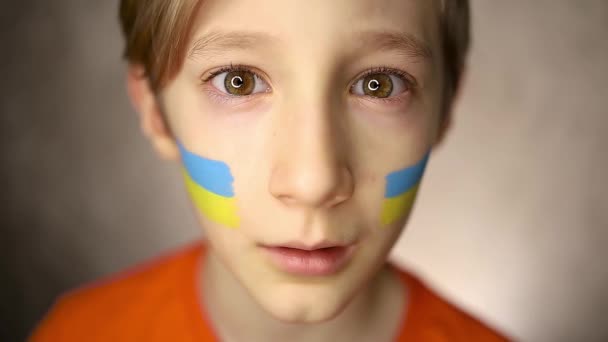 Uma Criança Contra Guerra Menino Com Olhos Manchados Lágrimas Uma — Vídeo de Stock