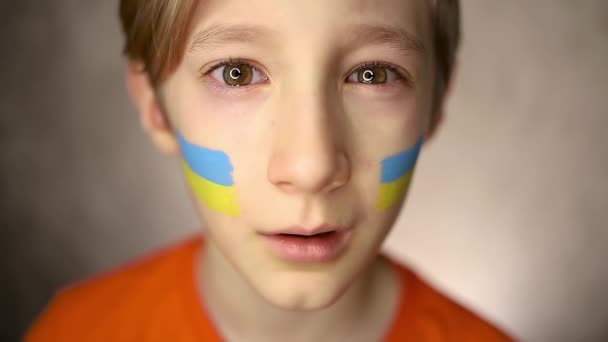 Enfant Contre Guerre Garçon Avec Les Yeux Teints Larmes Drapeau — Video