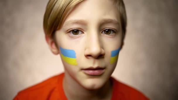 Злой Ребенок Выступая Против Войны Украине Нарисовал Флаг Украины Своих — стоковое видео