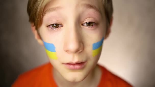 Дитина Проти Війни Хлопчик Сльозами Очах Намальований Прапор України Щоках — стокове відео