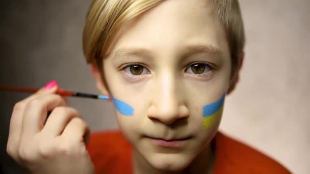 전쟁을 반대하는 어린이 우크라이나 국기를 카메라를 응시하고 — 비디오