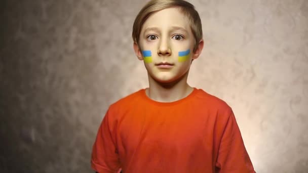 전쟁을 반대하는 어린이 우크라이나 국기를 그을린 새겨진 전쟁을 멈추게 하면서 — 비디오