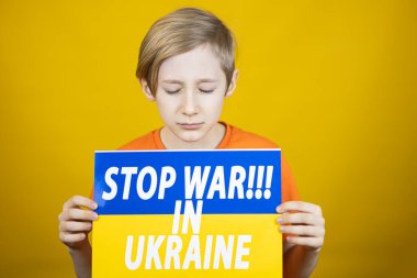 Elinde yazı olan bir çocuk Ukrayna 'daki savaşı durduracak Ukrayna' daki savaşa karşı bir çocuk.