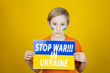Elinde yazı olan bir çocuk Ukrayna 'daki savaşı durduracak Ukrayna' daki savaşa karşı bir çocuk.