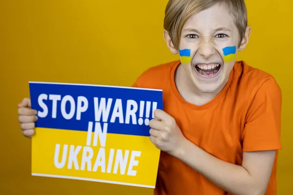 Ένα Αγόρι Μια Ζωγραφισμένη Σημαία Της Ουκρανίας Στα Μάγουλά Του — Φωτογραφία Αρχείου