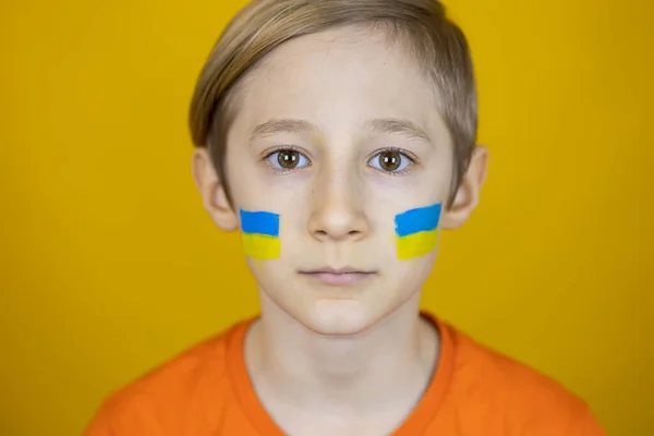 Ritratto Ragazzo Con Una Bandiera Dipinta Dell Ucraina Sulle Guance — Foto Stock