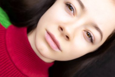 kalıcı dudak dövmesi prosedürü. Kalıcı dudak makyajı prosedüründen önce modelin kızının yüzünü kapatın.