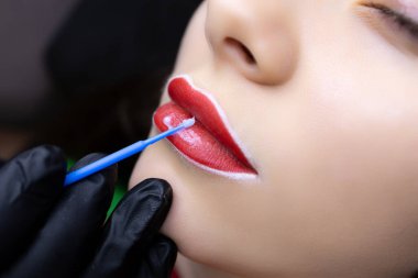 kalıcı dudak dövmesi prosedürü ana anestezi uygular modelin dudaklarına dövme yapmadan önce