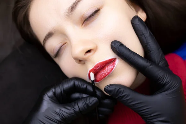 Procédure Permanente Tatouage Des Lèvres Maître Gants Noirs Utilise Une — Photo
