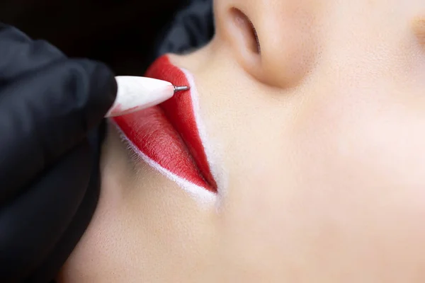 permanent lip tattooing procedure drawing and preparing the model\'s lips for tattooing