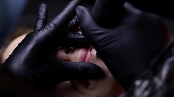 Maître Sur Les Lèvres Modèle Fait Tatouage Des Lèvres Effectue — Video
