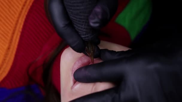 Mistr Rtech Modelky Dělá Tetování Rtů Provádí Zákrok Trvalého Make — Stock video