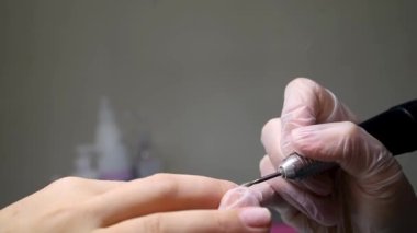 Manikür ve pedikür ustası manikür makinesi ile çivilerin hizalanmasını ve hazırlanmasını yapacak.