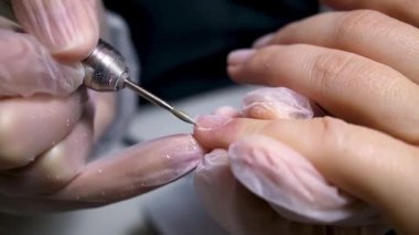 Bir çivi makinesi kullanarak bir donanım manikür prosedürünün makro fotoğrafçılığı