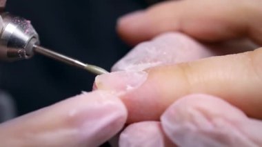 Manikür makinesi tırnak içi temizleme ile yakın çekim fotoğraf prosedürü