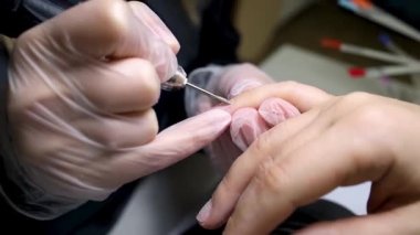 Bir çivi makinesi kullanarak bir donanım manikür prosedürünün makro fotoğrafçılığı