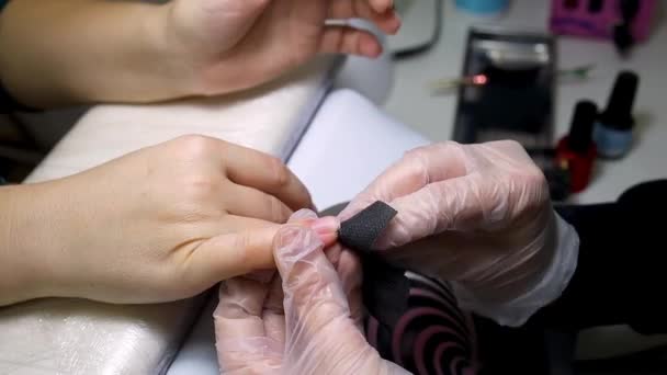 Manicure Master Beschermt Nagel Voor Ingreep Met Een Zwarte Servet — Stockvideo