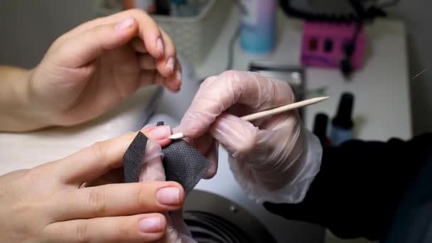 Manicure Pedicure Master Czyści Paznokieć Drewnianym Kijem — Wideo stockowe