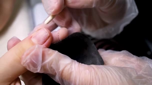 Manicure Pedicure Meester Reinigt Nagel Met Een Houten Stok — Stockvideo