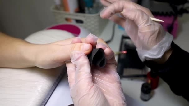 Maître Manucure Protège Ongle Avant Intervention Avec Une Serviette Noire — Video