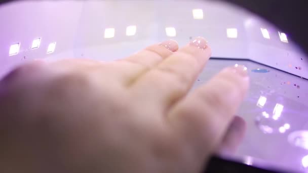 Secagem Unhas Uma Lâmpada Ultravioleta Após Aplicação Esmalte — Vídeo de Stock