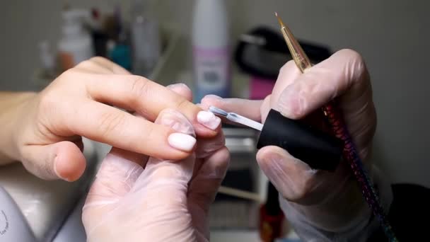 Manicura Pedicura Maestro Aplicar Esmalte Uñas Blanco Con Cepillo Negro — Vídeos de Stock