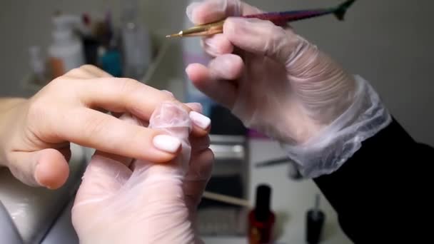 Manicura Pedicura Maestro Aplicar Esmalte Uñas Uña Con Cepillo Delgado — Vídeos de Stock