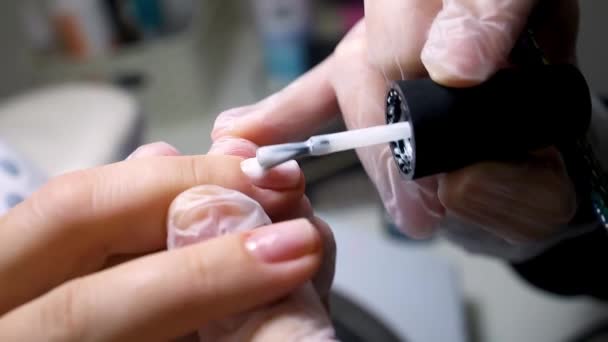 Manicure Pedicure Master Stosować Lakier Paznokci Cienką Szczotką Paznokci — Wideo stockowe