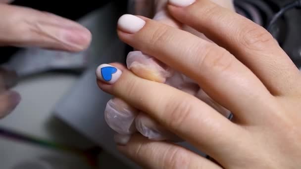 Maestro Manicura Pedicura Aplica Decoración Forma Corazón Azul Uña Fija — Vídeos de Stock