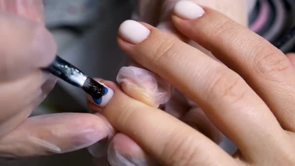Mestre Manicure Pedicure Aplica Decoração Forma Coração Azul Para Prego — Vídeo de Stock