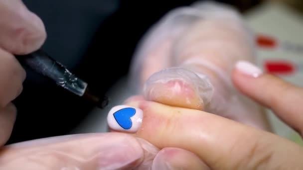 Maestro Manicura Pedicura Aplica Decoración Forma Corazón Azul Uña Fija — Vídeos de Stock