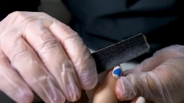 修指甲和修指甲的主人把钉子归档 从而使修指甲平整 — 图库视频影像