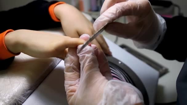 Maestro Manicura Pedicura Muele Las Uñas Niño Con Una Lima — Vídeos de Stock