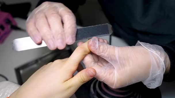 Mistrz Manicure Pedicure Mieli Paznokcie Dziecka Pilnikiem Paznokci — Wideo stockowe