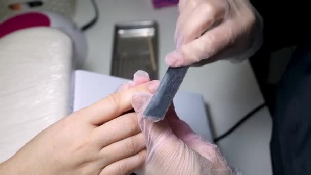 Mestre Manicure Pedicure Arquiva Unha Nivelando Assim Manicure — Vídeo de Stock