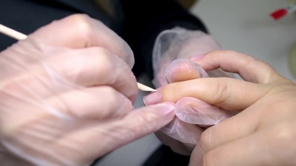 Manicure Master Beschermt Nagel Voor Ingreep Met Een Houten Stok — Stockvideo