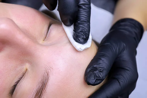 Close Master Hand Black Gloves Removes Compositions Laminating Eyebrows Napkin — Stock Photo, Image