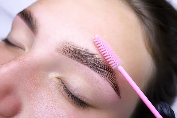 Pettinando Capelli Nelle Sopracciglia Con Pennello Dopo Procedura Colorazione Laminazione — Foto Stock