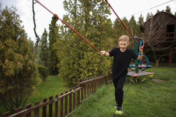 Der Junge Durchläuft Einen Hindernisparcour Und Übt Sich Aktivem Sport — Stockfoto