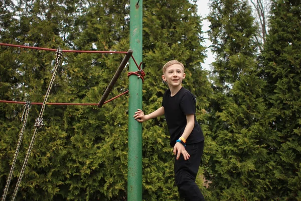 Pojken Går Igenom Hinderbana Går För Aktiva Sporter Går Linbana — Stockfoto