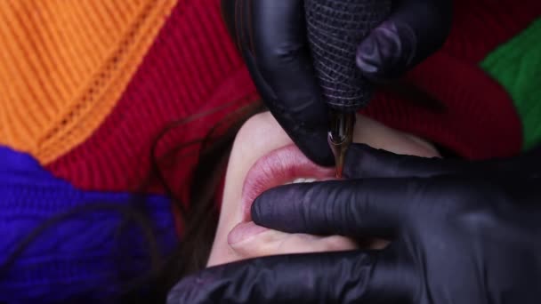 唇永久化装程序特写大师握住模特的唇并纹身 — 图库视频影像