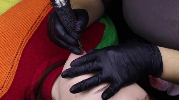 Maître Penchant Sur Modèle Tient Une Machine Tatouer Lui Fait — Video