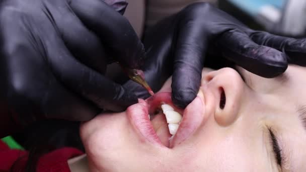 Procédures Maquillage Permanent Des Lèvres Maître Tient Les Lèvres Modèle — Video