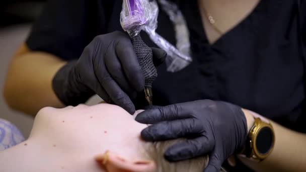 Primer Plano Del Procedimiento Maquillaje Permanente Las Cejas Maestro Introduce — Vídeo de stock